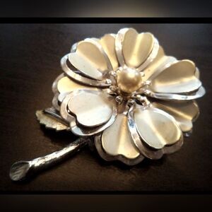 VINTAGE ESTATE CHUNKY PEARL LIGHT GOLD TONE FLOWER 3 3/8" BROOCH